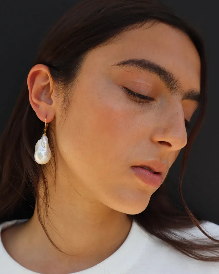 Cocoon Pearl Earrings Gold